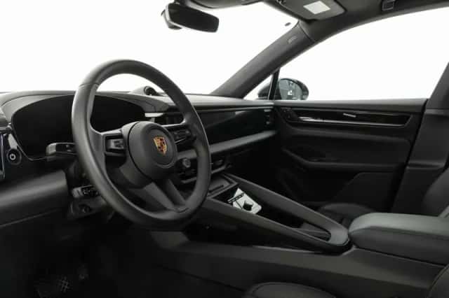 Porsche Macan (2025) thumbnail 3