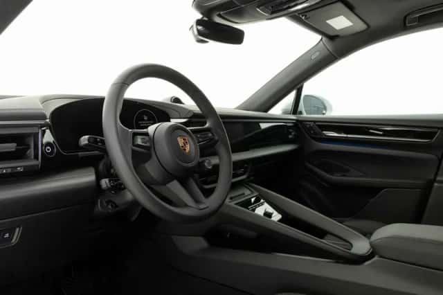 Porsche Macan (2026) thumbnail 3