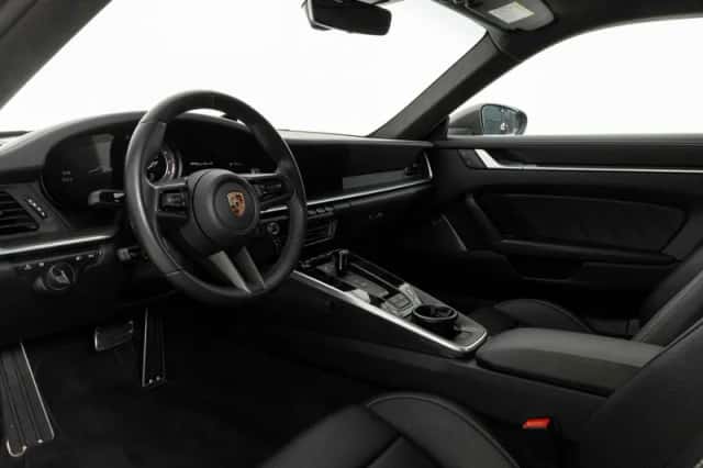 Porsche 911 (2023) thumbnail 3