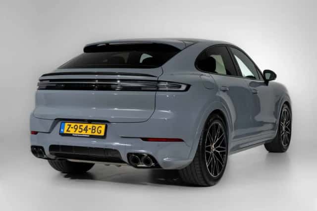 Porsche Cayenne (2024) thumbnail 2