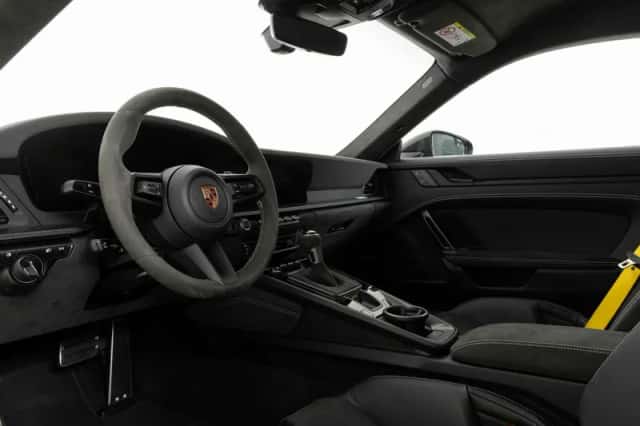 Porsche 911 (2025) thumbnail 3