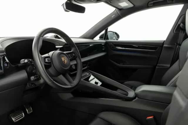 Porsche Macan (2025) thumbnail 3