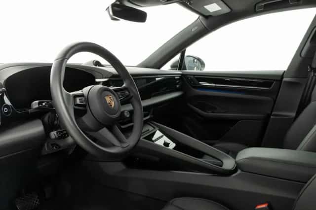 Porsche Macan (2025) thumbnail 3