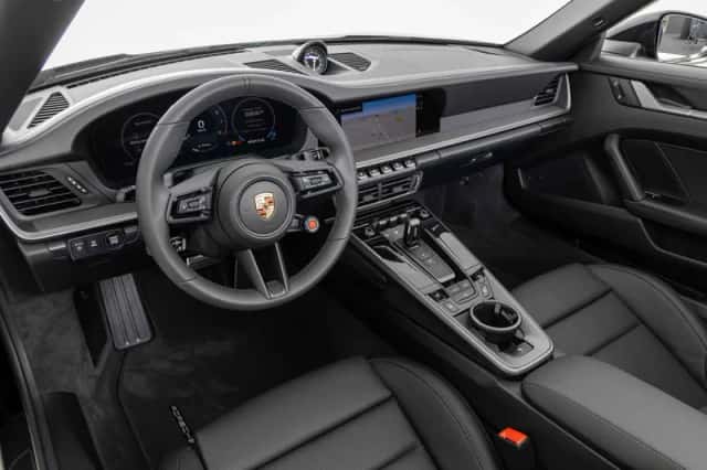 Porsche 911 (2025) thumbnail 3