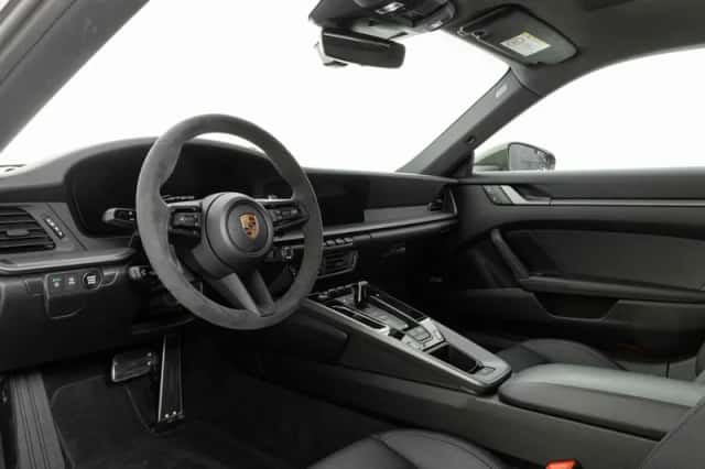 Porsche 911 (2025) thumbnail 3