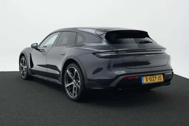 Porsche Taycan (2022) thumbnail 3