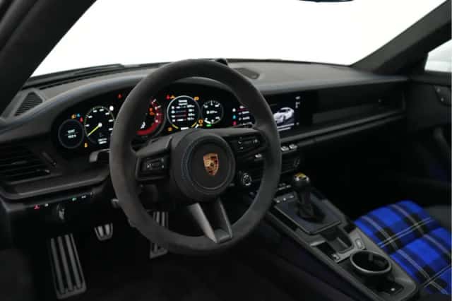 Porsche 911 (2023) thumbnail 5