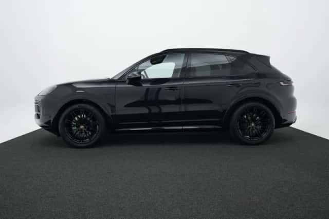 Porsche Cayenne (2025) thumbnail 2