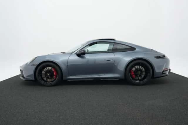 Porsche 911 (2025) thumbnail 2