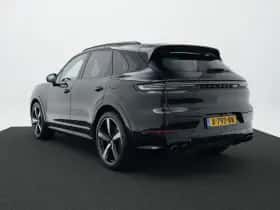Porsche Cayenne (2023) thumbnail 3
