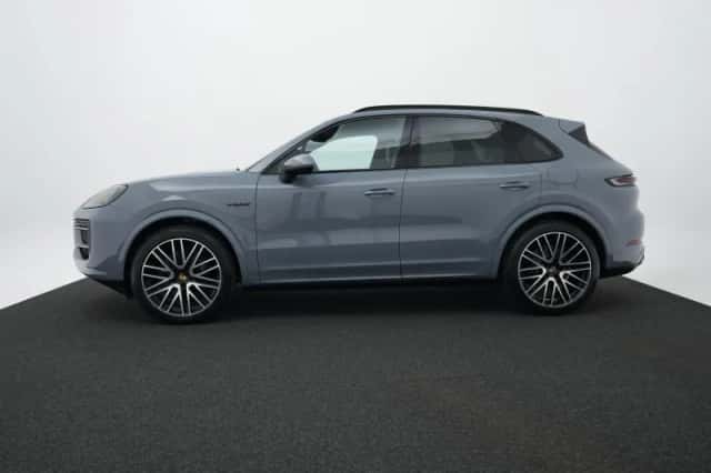 Porsche Cayenne (2023) thumbnail 2