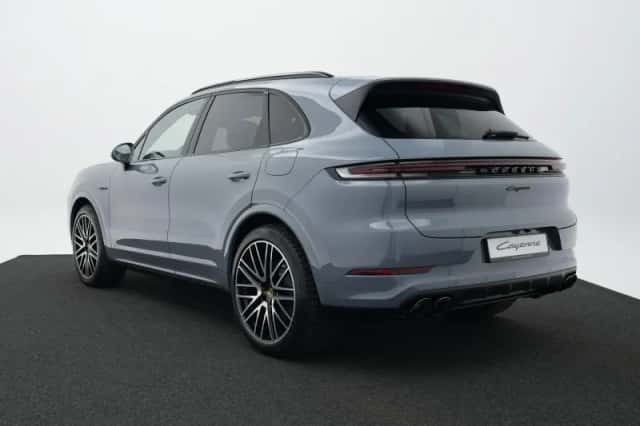 Porsche Cayenne (2023) thumbnail 3