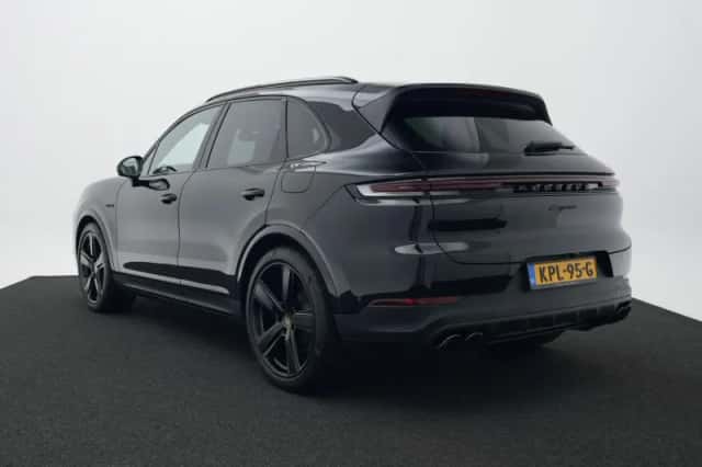Porsche Cayenne (2025) thumbnail 3