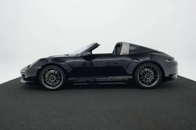 Porsche 911 (2023) thumbnail 2