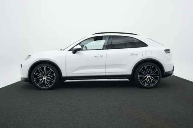 Porsche Macan (2026) thumbnail 2