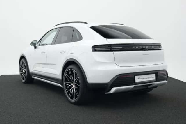 Porsche Macan (2026) thumbnail 3