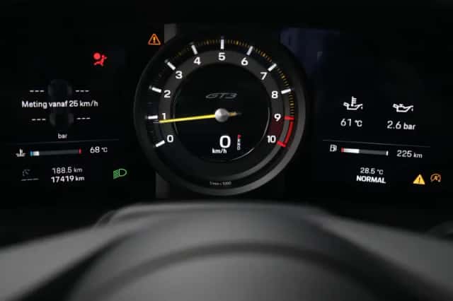 Porsche 911 (2023) thumbnail 6