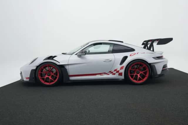 Porsche 911 (2023) thumbnail 2