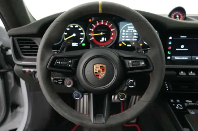 Porsche 911 (2023) thumbnail 5