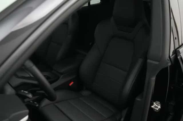 Porsche Macan (2026) thumbnail 4