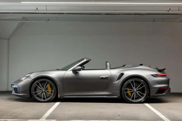 Porsche 911 (2023) thumbnail 2