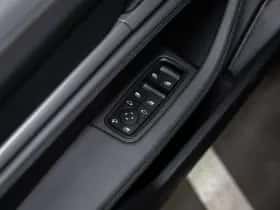 Porsche Taycan (2023) thumbnail 48