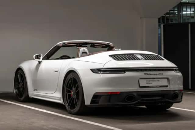 Porsche 911 (2023) thumbnail 3