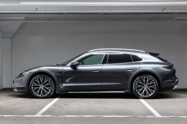 Porsche Taycan (2023) thumbnail 2
