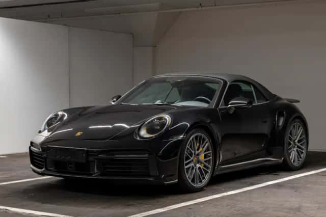 Porsche 911 (2023) thumbnail 2