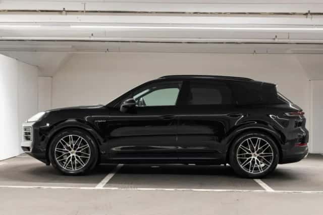 Porsche Cayenne (2025) thumbnail 2