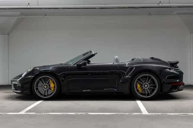 Porsche 911 (2023) thumbnail 2