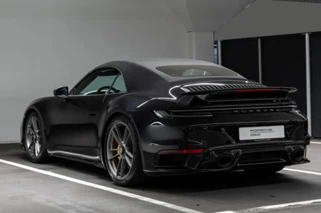 Porsche 911 (2023) thumbnail 3