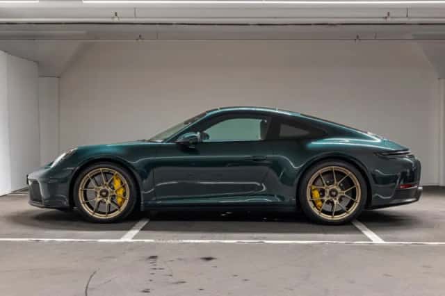 Porsche 911 (2025) thumbnail 2