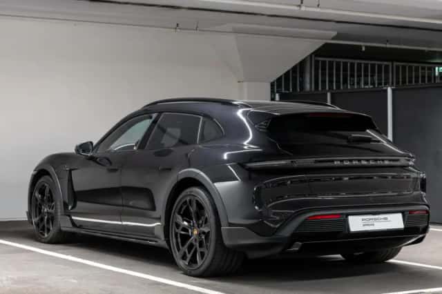 Porsche Taycan (2022) thumbnail 3