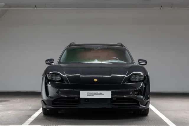 Porsche Taycan (2022) thumbnail 4
