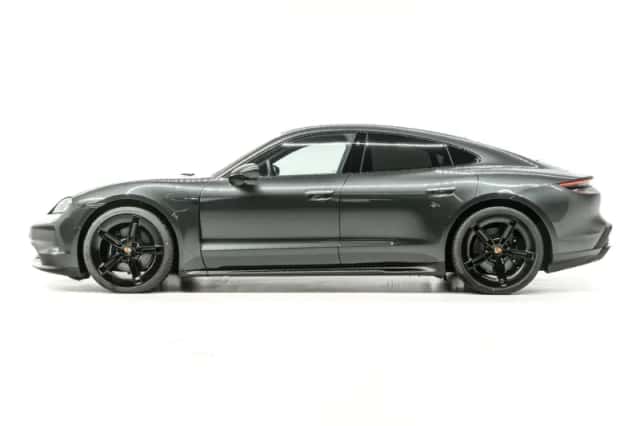 Porsche Taycan (2025) thumbnail 2