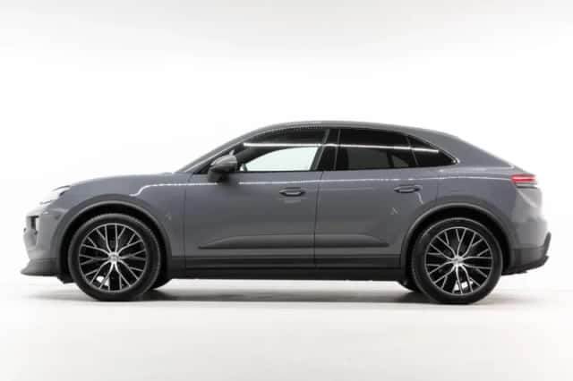 Porsche Macan (2025) thumbnail 2