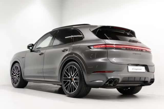Porsche Cayenne (2026) thumbnail 3