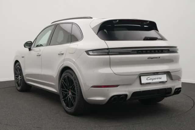 Porsche Cayenne (2026) thumbnail 3