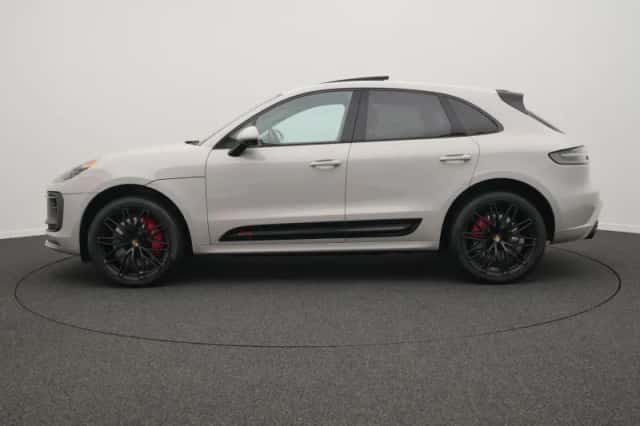 Porsche Macan (2023) thumbnail 2