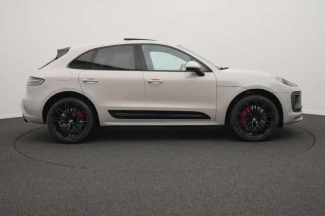 Porsche Macan (2023) thumbnail 6