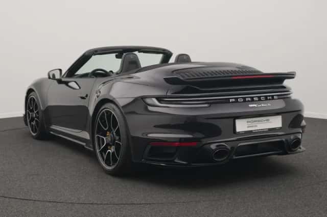 Porsche 911 (2022) thumbnail 3