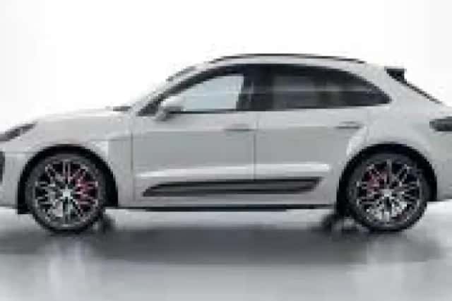Porsche Macan (2022) thumbnail 2