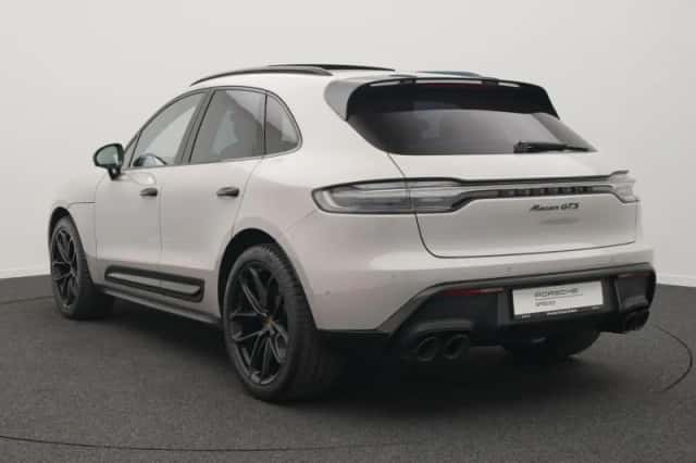 Porsche Macan (2022) thumbnail 3