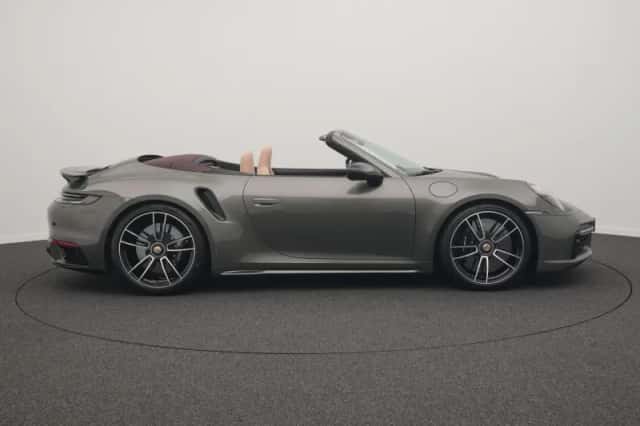Porsche 911 (2022) thumbnail 3