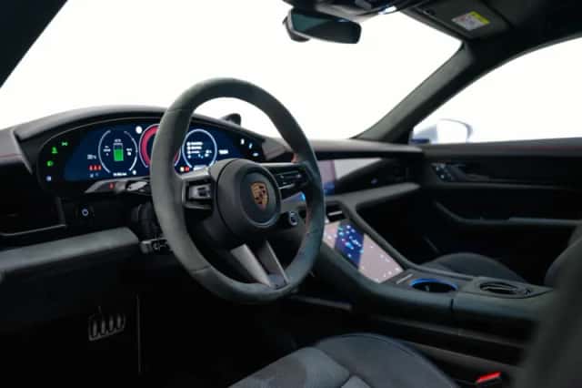 Porsche Taycan (2025) thumbnail 4