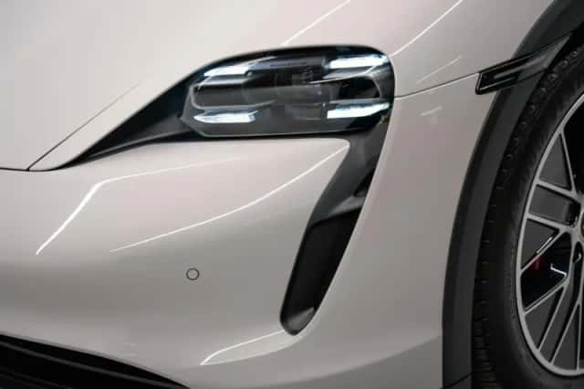 Porsche Taycan (2022) thumbnail 6