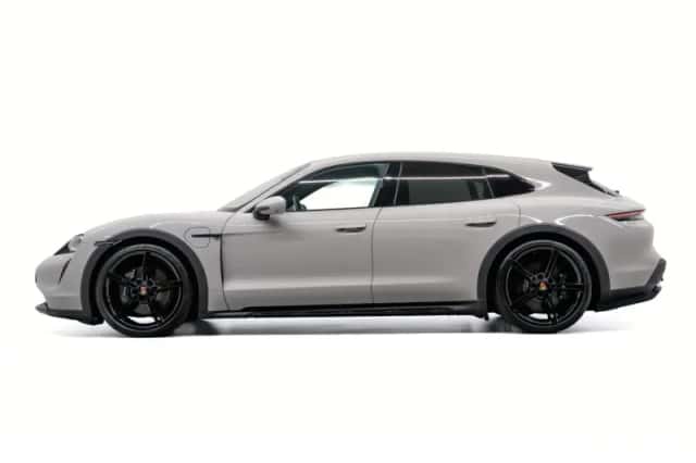 Porsche Taycan (2023) thumbnail 2