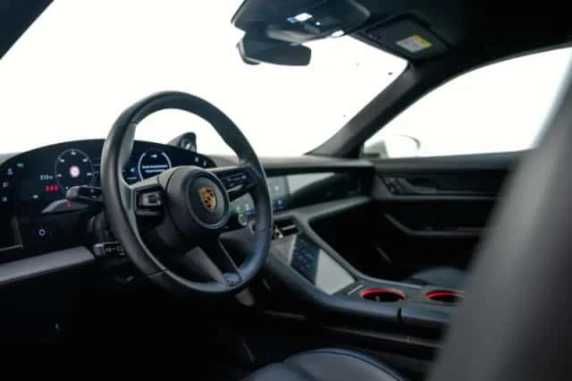Porsche Taycan (2023) thumbnail 4
