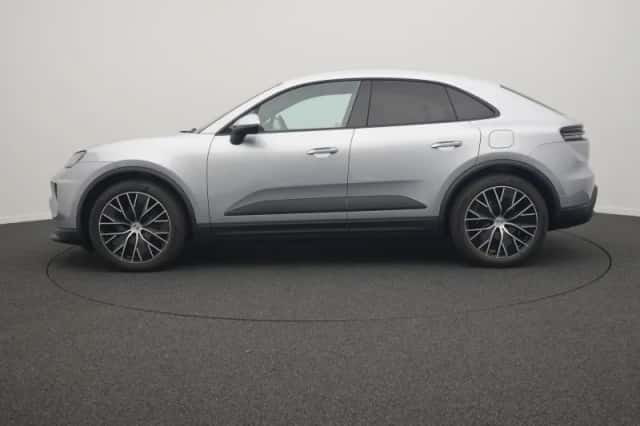 Porsche Macan (2026) thumbnail 2